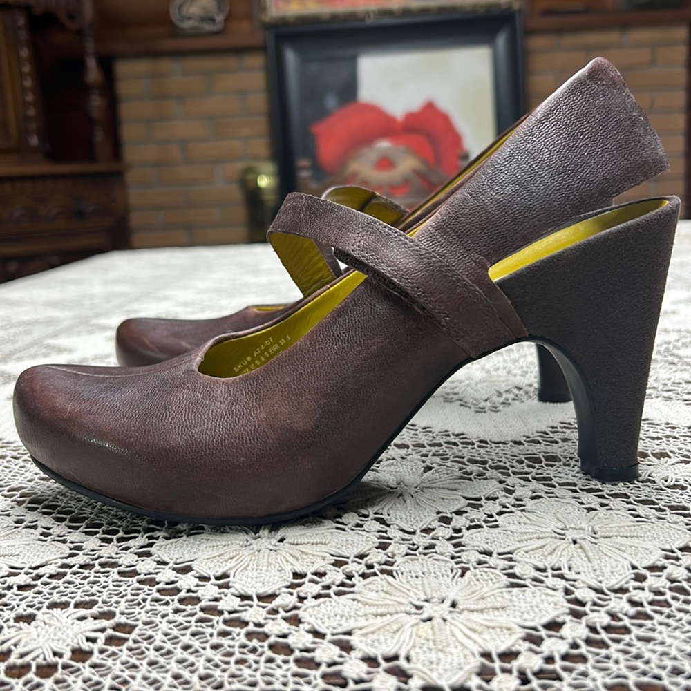 Tsubo Leather Slingback Mary Jane Heels Size 8.5